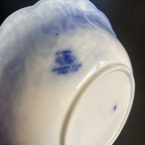 Johnson Brothers St. Louis Blue Flow 9" Scalloped Porcelain Vegetable Bowl - Picture 5 of 7
